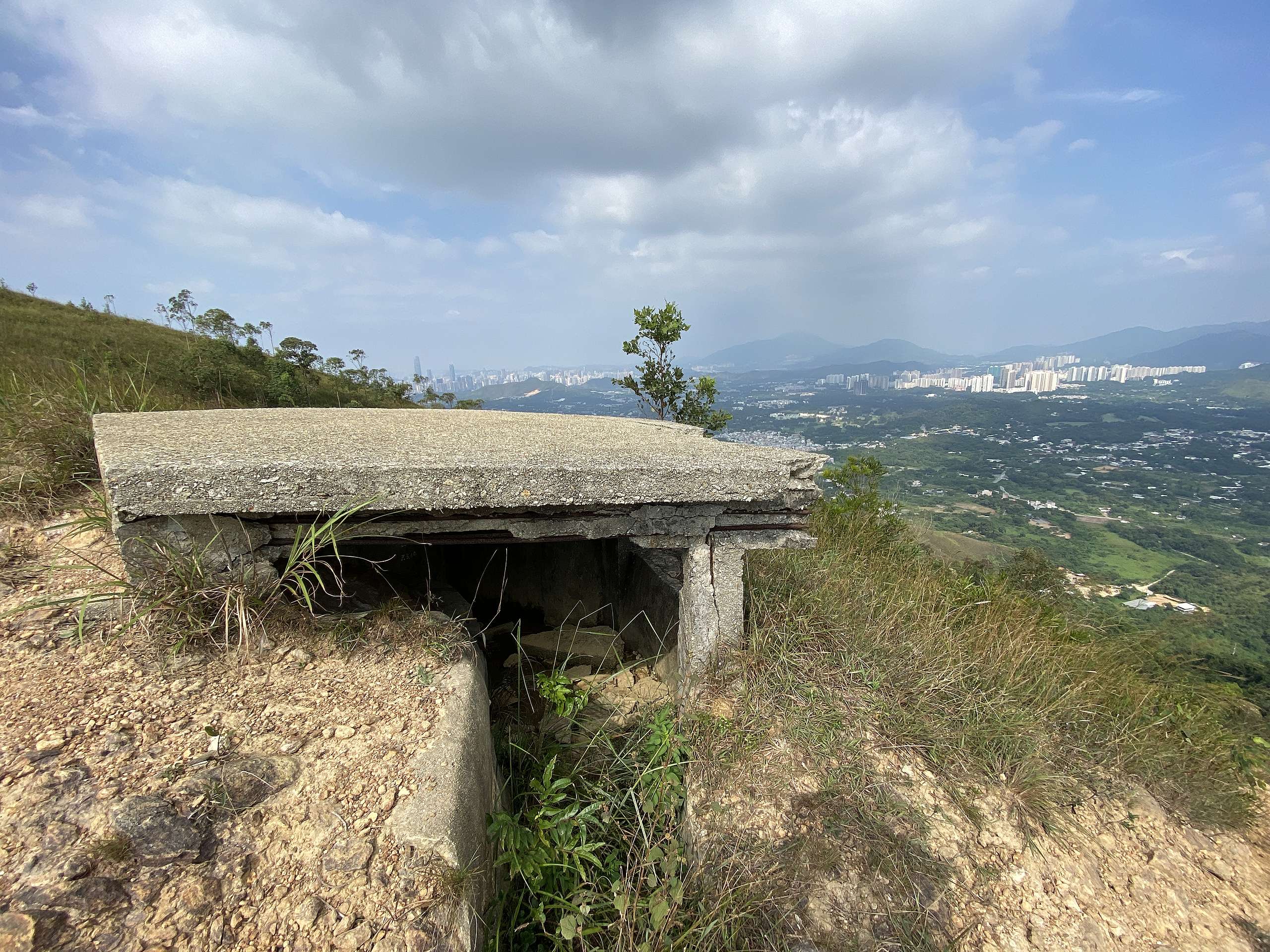 接近山頂時會見到一座機槍堡。© 香港山女