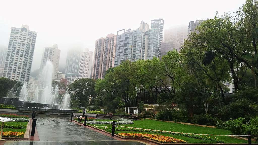 春雨中的兵頭花園。公園一直維持中央的噴泉的佈局。© helen yip