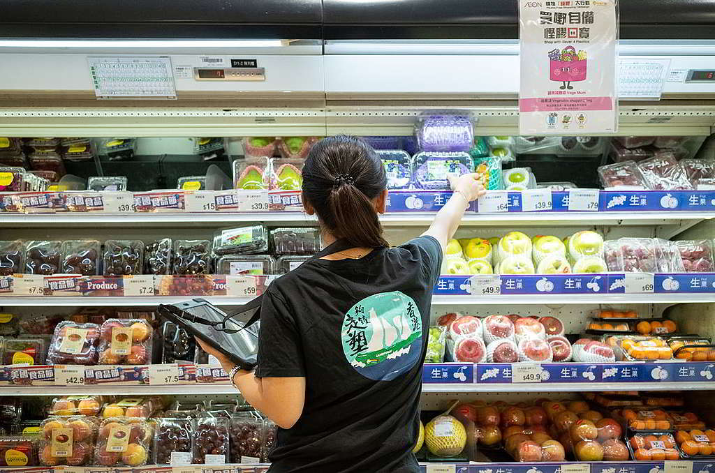 125位市民組成「全城超市查膠隊」，到訪全港12個超市品牌旗下的56間分店盤點塑膠用量，包括百佳分店，發現84%超市貨品被即棄塑膠包裹，當中超過一半由超市自行加上。 © Greenpeace