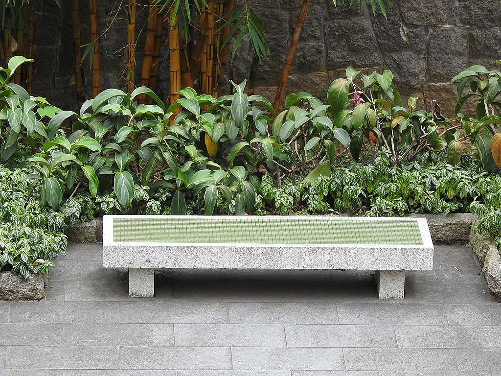 兵頭花園的舊式座凳,喜愛那淺綠紙皮石面和沒有非人性的間隔。© helen yip