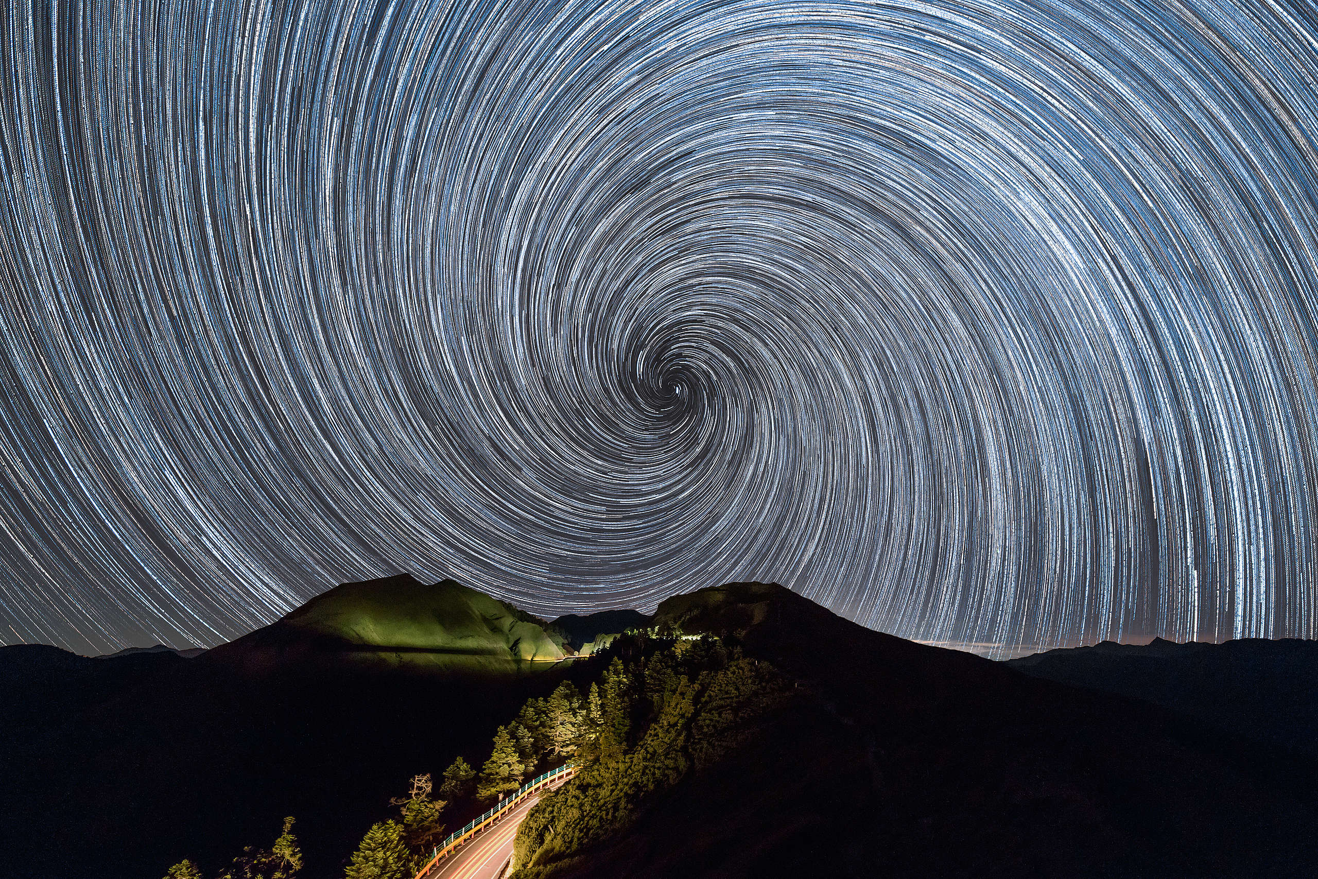合歡山的星流跡。（30s F2.8 ISO2000 x 240張）© Kelvin Yuen