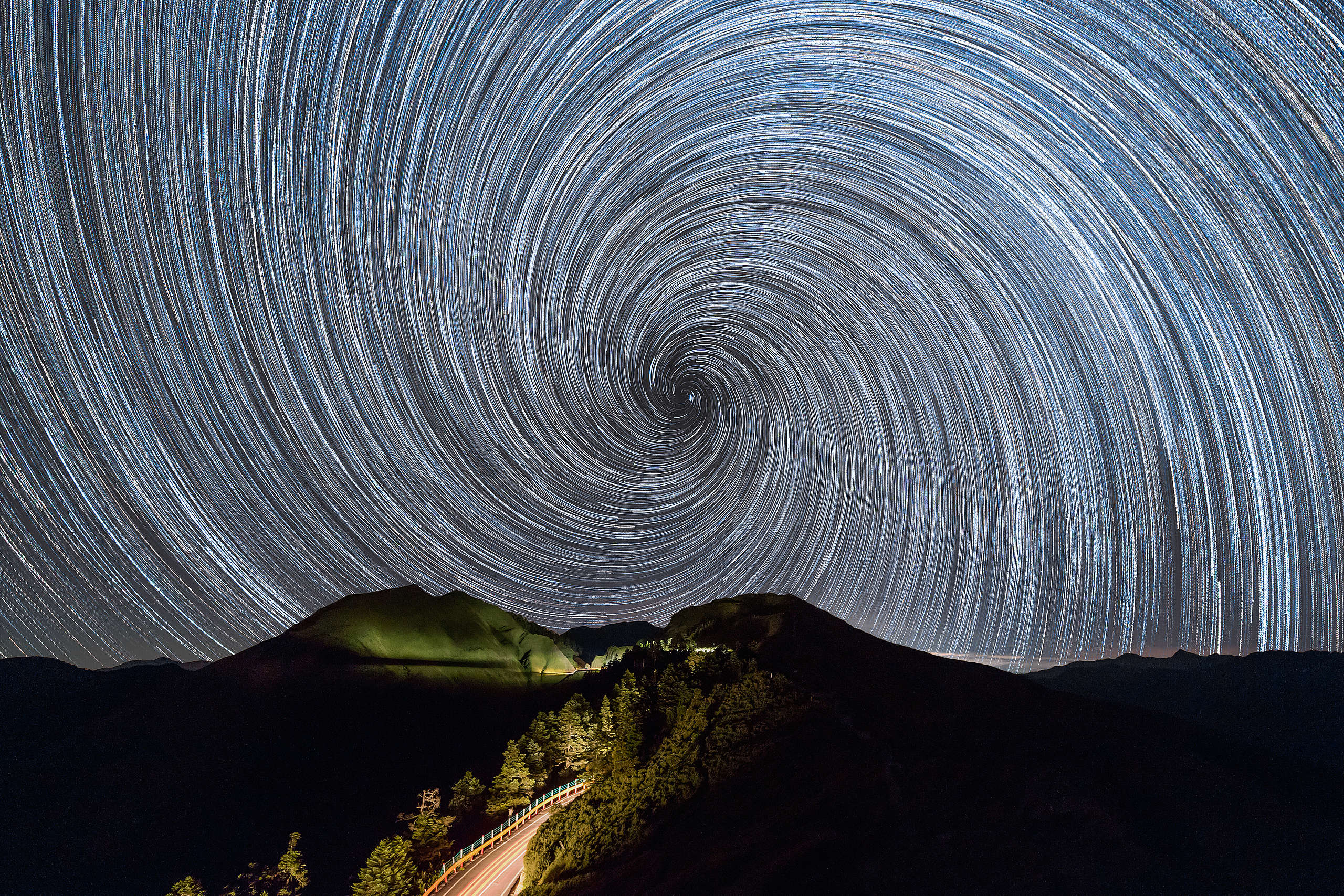 合歡山的星流跡。(30s F2.8 ISO2000 x 240張)© Kelvin Yuen