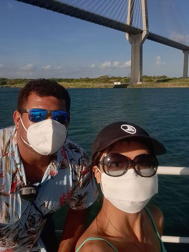 即使身處船上，我和來自斐濟的行動者Victor Pickering依然嚴陣以待做足防疫措施。 © Kelly Huang / Greenpeace