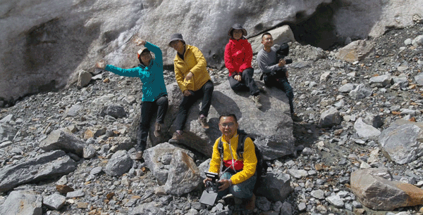 作者氣候與能源項目主任劉君言（圖中上方穿黃衣者），於2018年與科學家到中國青藏高原進行考察。© Greenpeace