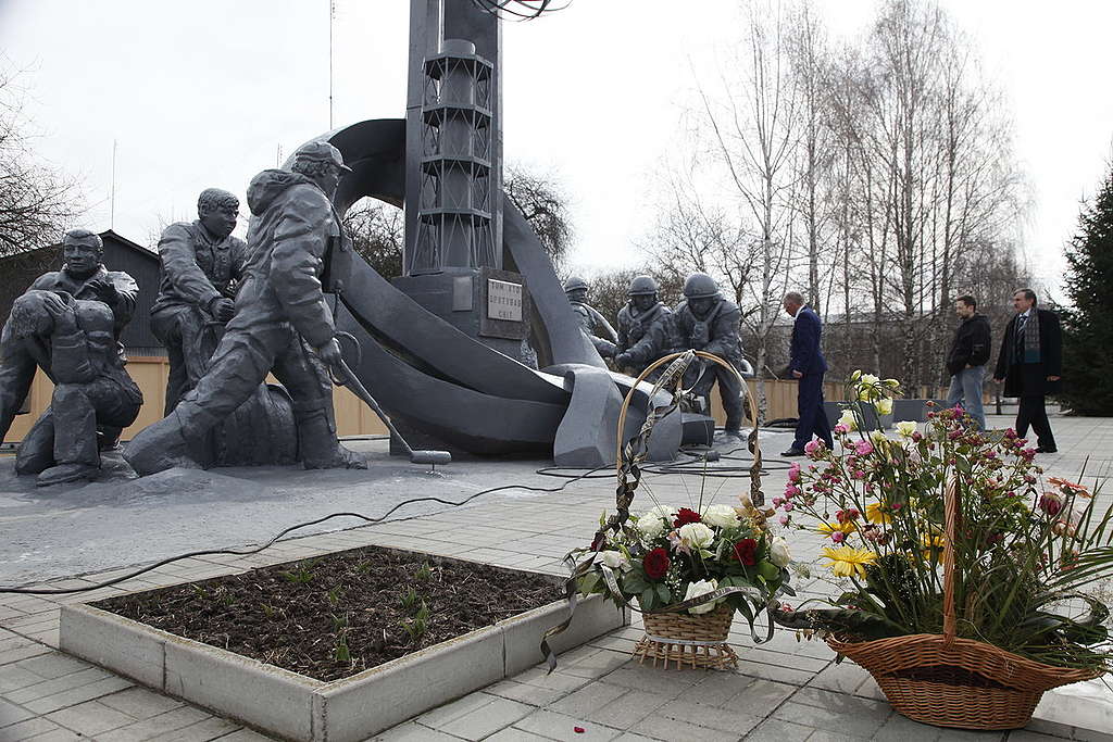 2011年4月切爾諾貝爾附近的消防員紀念碑放上了紀念花籃。