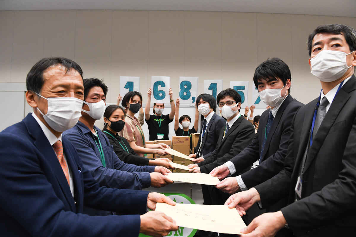 在日本，綠色和平連同其他組織及當地意見領袖，向政府遞交聯署，要求更積極的能源轉型政策。© Noriko Hayashi / Greenpeace