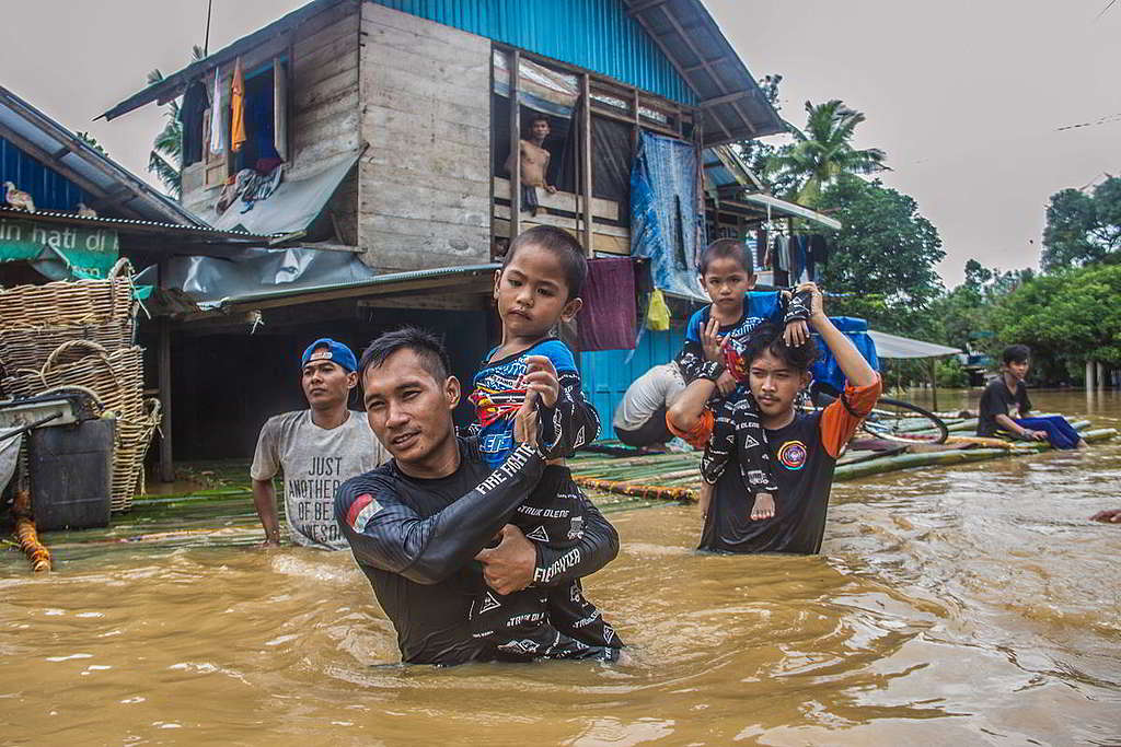 印尼南加里曼丹（South Kalimantan）1月爆發嚴重水災，除了與連場豪雨有關，大片林地流失亦是肇因之一。 © Putra / Greenpeace