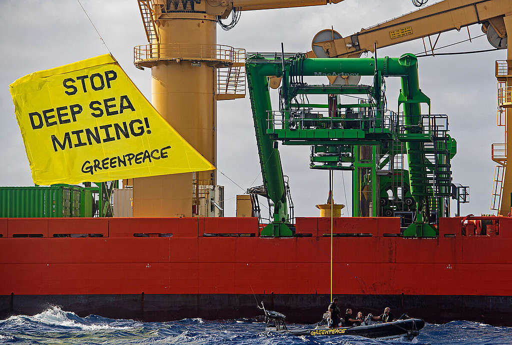 2021年4月12日國際綠色和平行動者在太平洋「喝停深海採礦」。© Marten van Dijl / Greenpeace