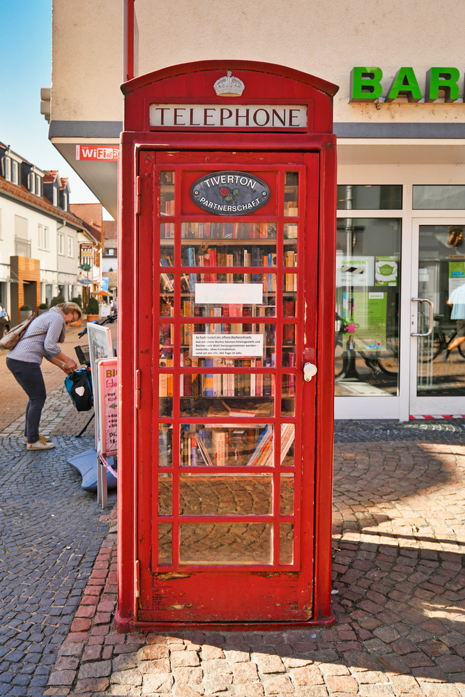 漂書源自六、七十年代的歐洲，人們將圖書放在公共空間任人選取，將好書隨機贈予有緣人。最近英國更翻新部分經典紅色電話亭，其中有心人把其佈置成社區漂書區。© Shutterstock