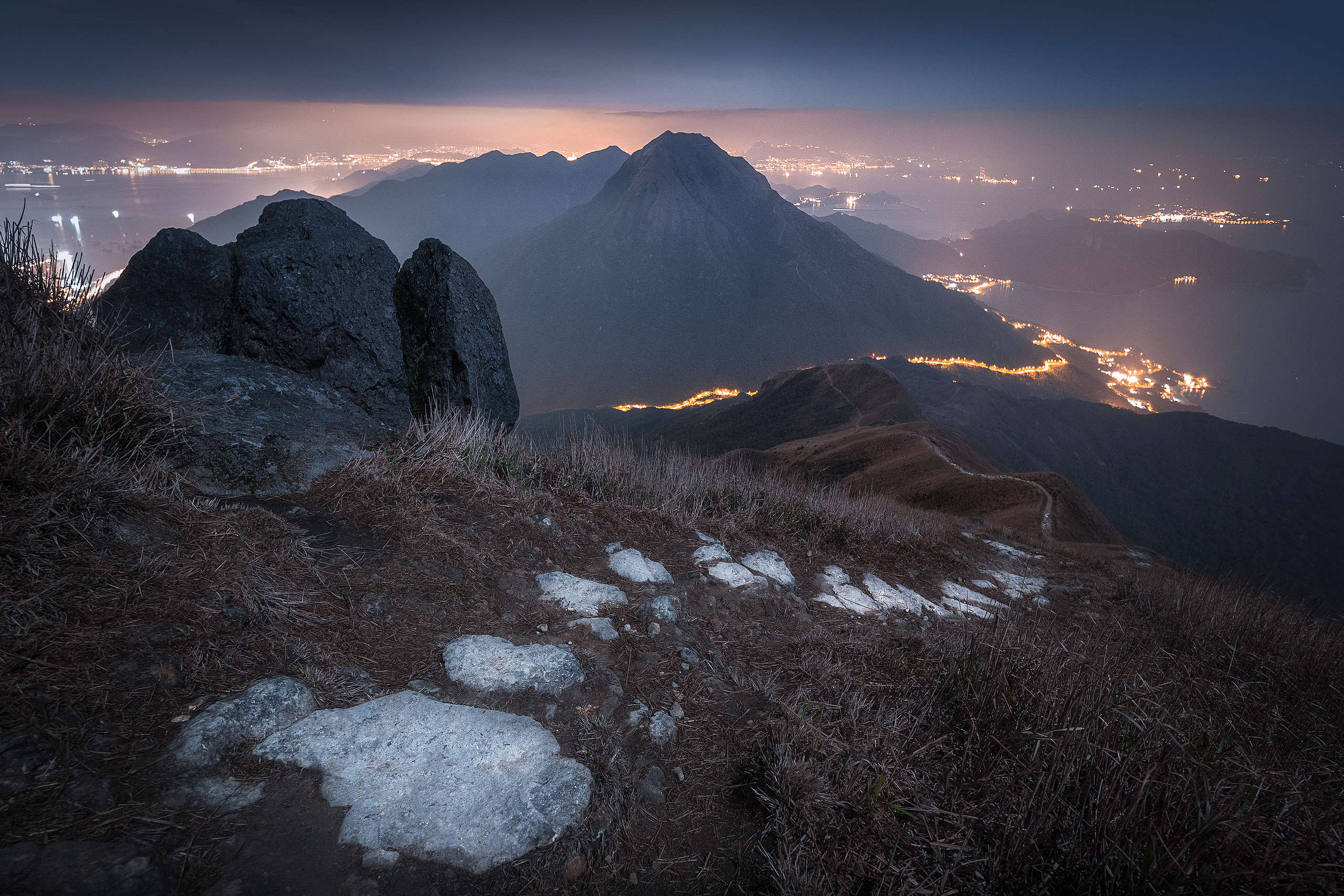 月下的大東山。(30s F4 ISO800)© Kelvin Yuen