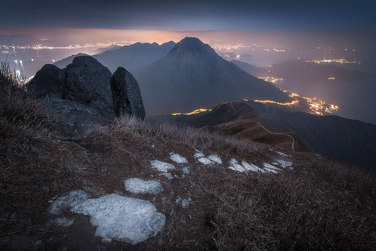 月下的大東山。（30s F4 ISO800）© Kelvin Yuen