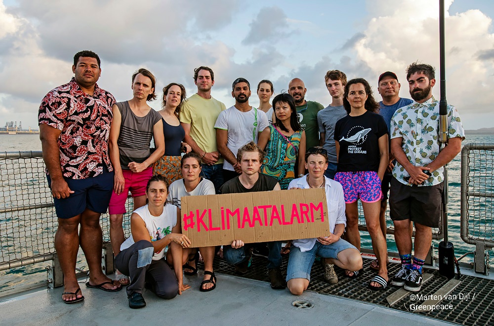 我(圖中綠衫)與一眾彩虹勇士號船員,為聲援荷蘭氣候行動#KlimattAlarm合影。 © Marten van Dijl / Greenpeace