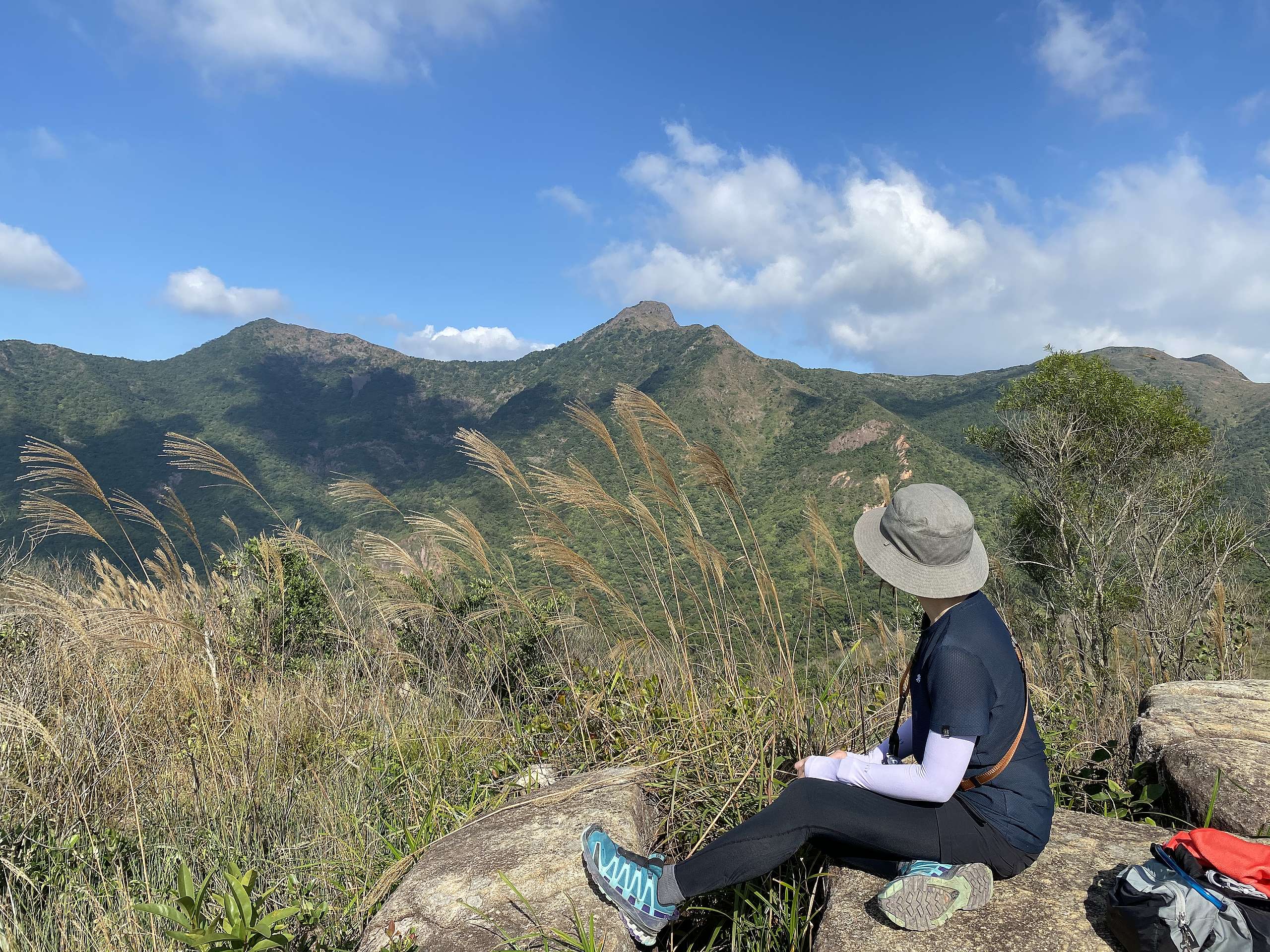 於鹿巢山山頂能眺望馬鞍山，在晴朗的一天景色更美。© 香港山女