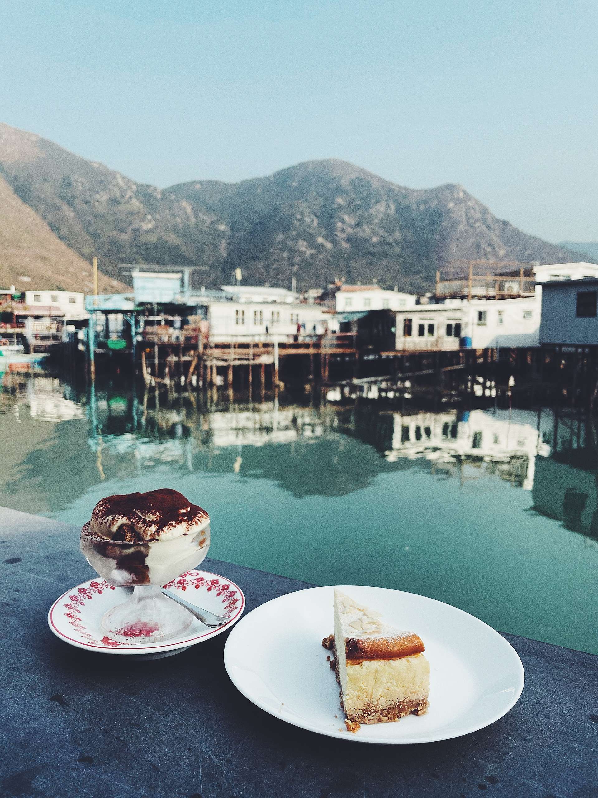 除了傳統小食，近年大澳亦有新式食肆與咖啡店進駐。水鄉風景加上西式甜點，別有一番風味。© Kim Leung / Greenpeace