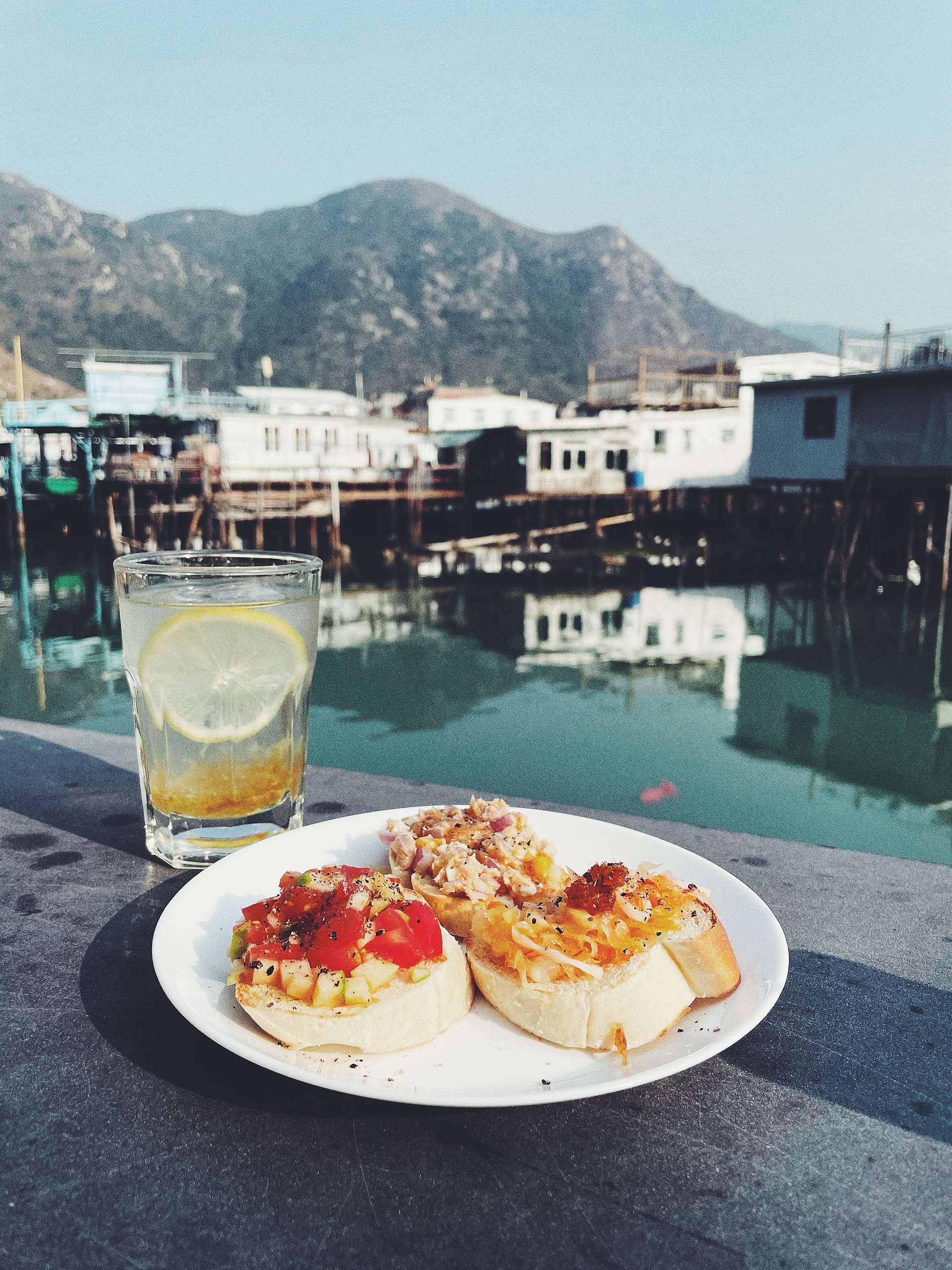 除了傳統小食，近年大澳亦有新式食肆與咖啡店進駐。水鄉風景加上西式甜點，別有一番風味。© Kim Leung / Greenpeace