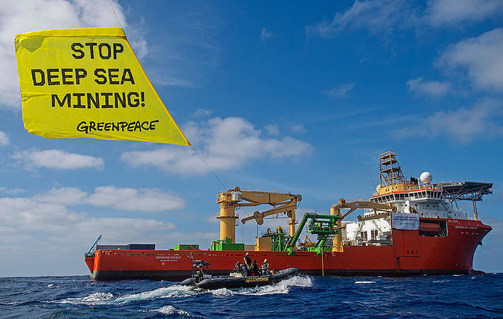 2021年,綠色和平於太平洋向海底採礦業者 Global Sea Mineral Resources(GSR)倡議,要求停止破壞海洋。© Marten van Dijl / Greenpeace