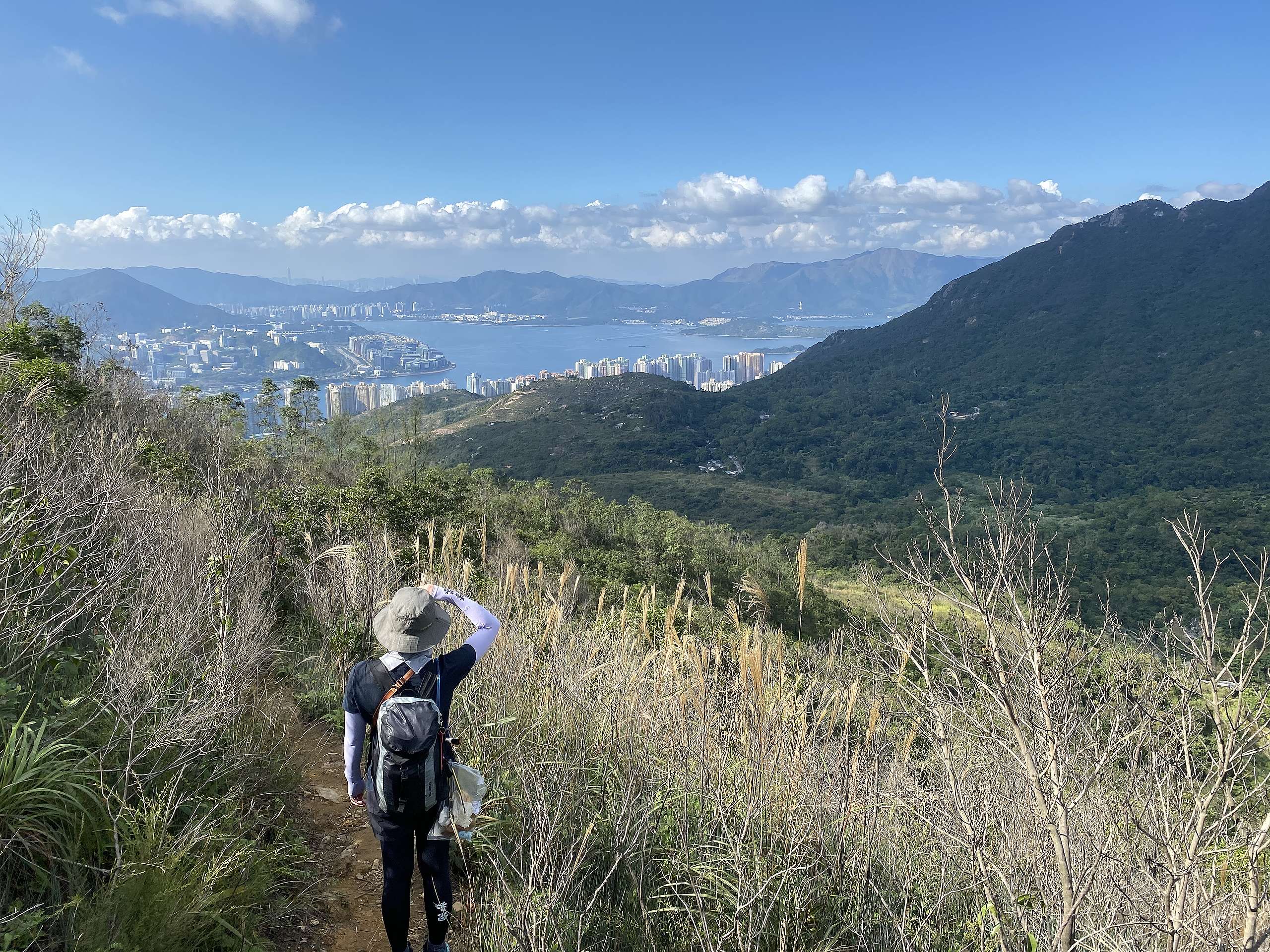 前往鹿巢山期間在路上能回望大埔一帶，天朗氣清之下水色優美。© 香港山女