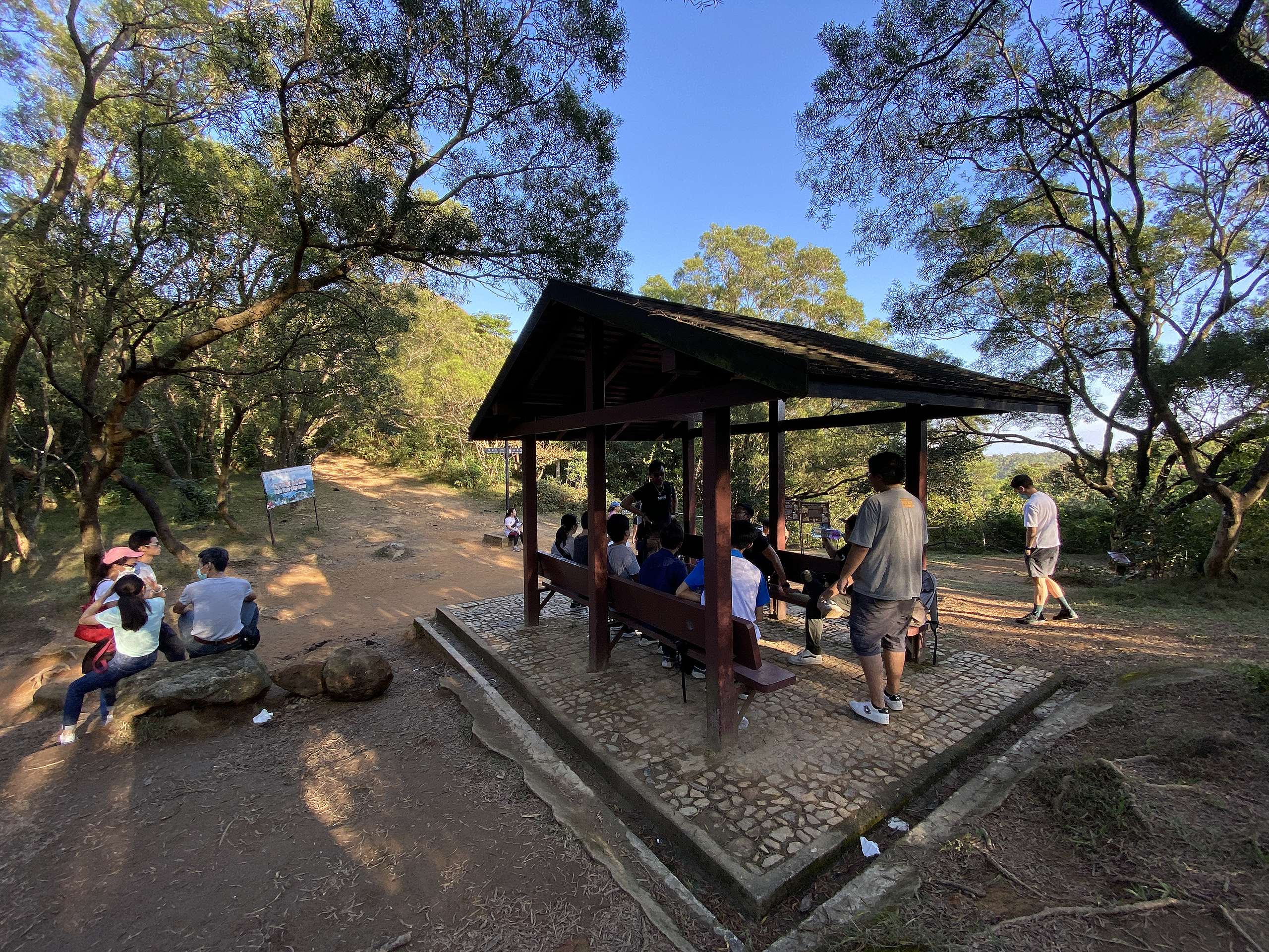 由鹿巢山離開會經過分岔口的涼亭，在這可以左轉返回馬鞍山村乘車離開。© 香港山女