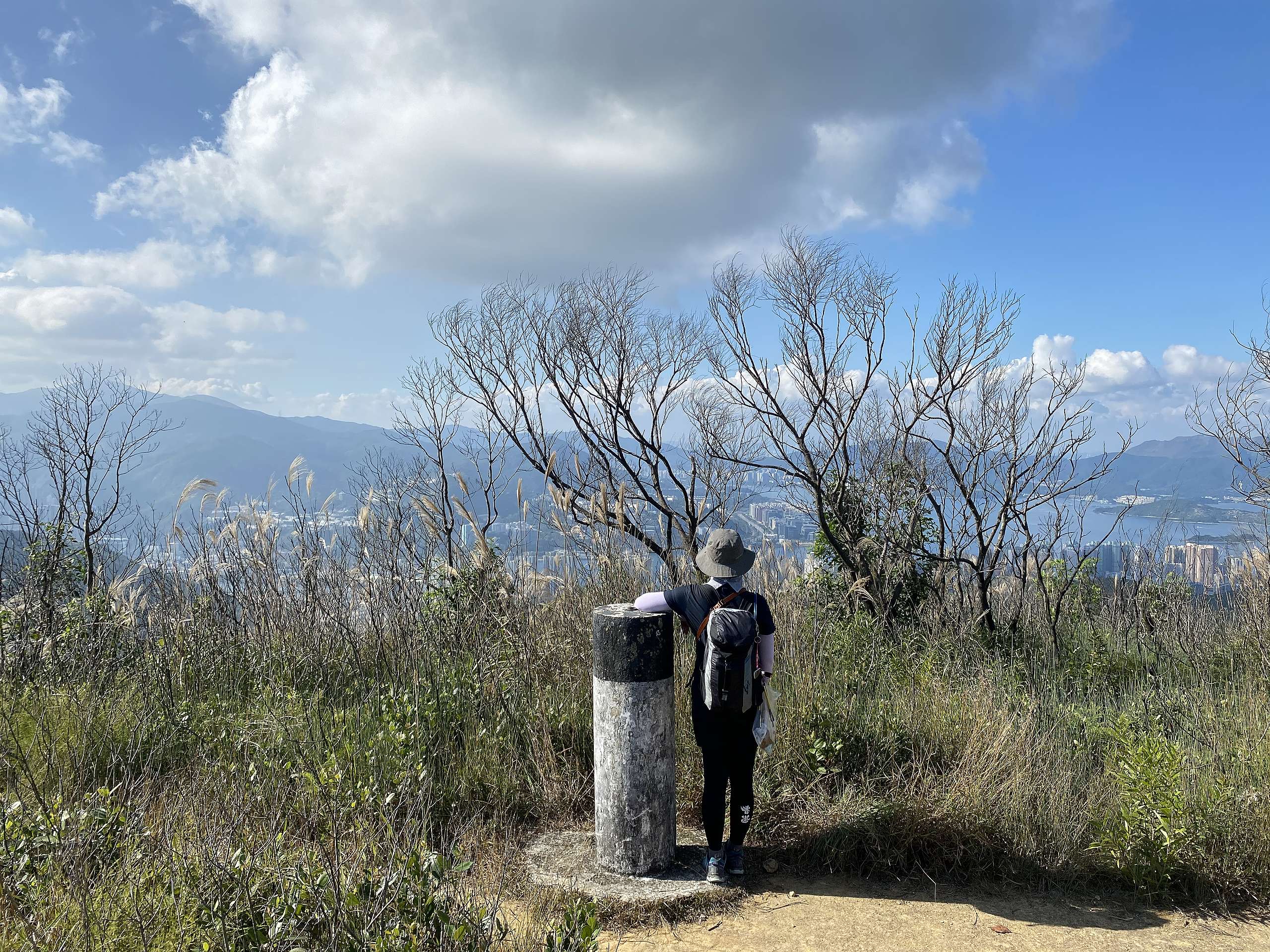 鹿巢山高414.9米，標高柱位置能俯瞰大埔一帶及西北面的九龍坑山等。© 香港山女