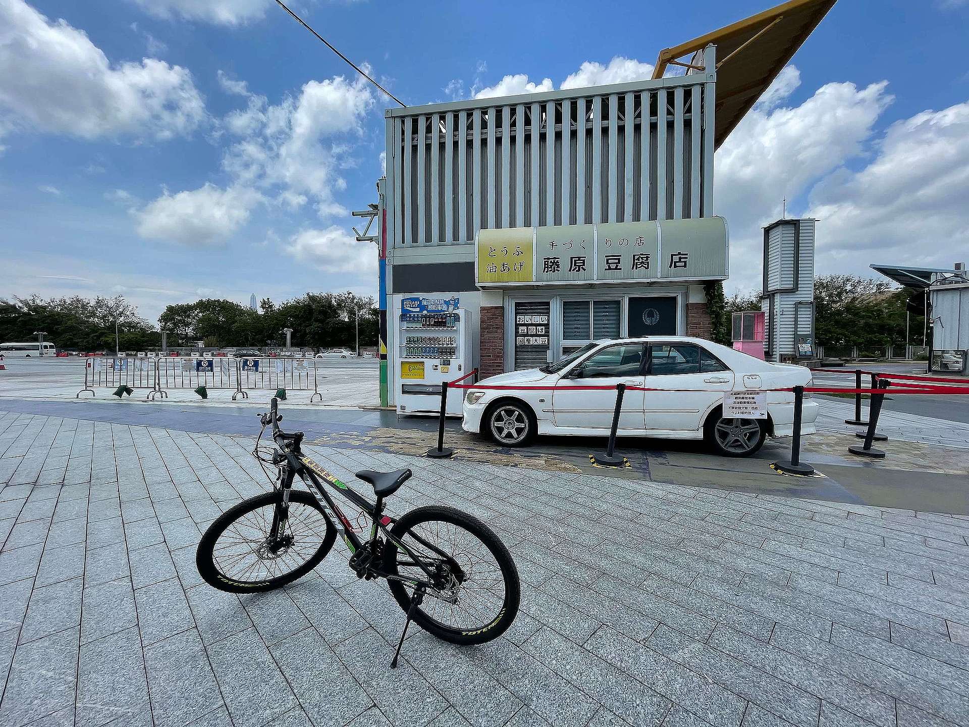 新田購物城猶如鬼城，但藤原豆腐店卻吸引不少車友前來打卡。©ABCAT / Greenpeace