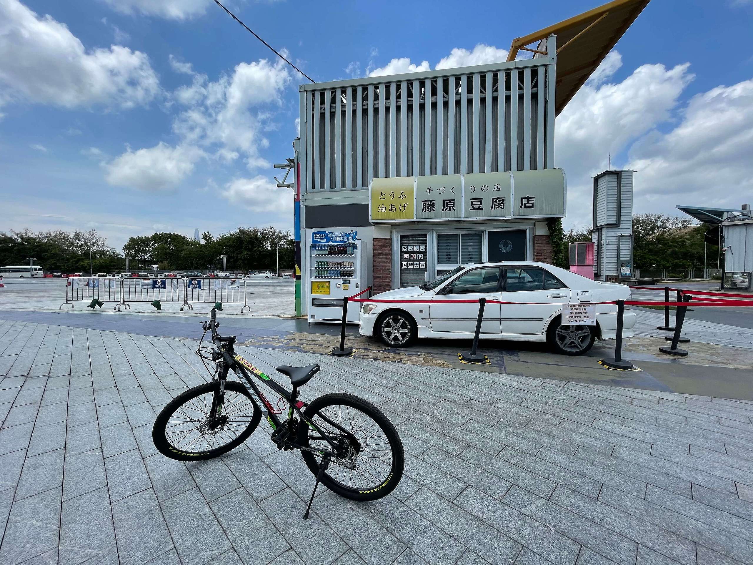 新田購物城猶如鬼城，但藤原豆腐店卻吸引不少車友前來打卡。©ABCAT / Greenpeace