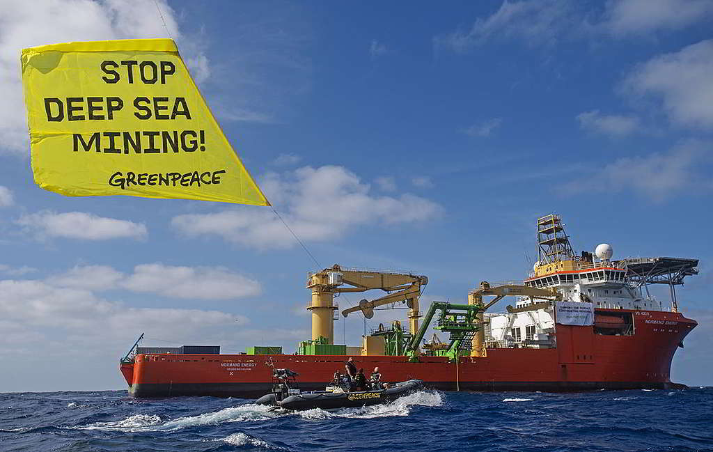 綠色和平行動者乘坐橡皮艇駛近GSR船艦，並懸起「停止深海採礦」橫額，喚起公眾關注危機。 © Marten van Dijl / Greenpeace