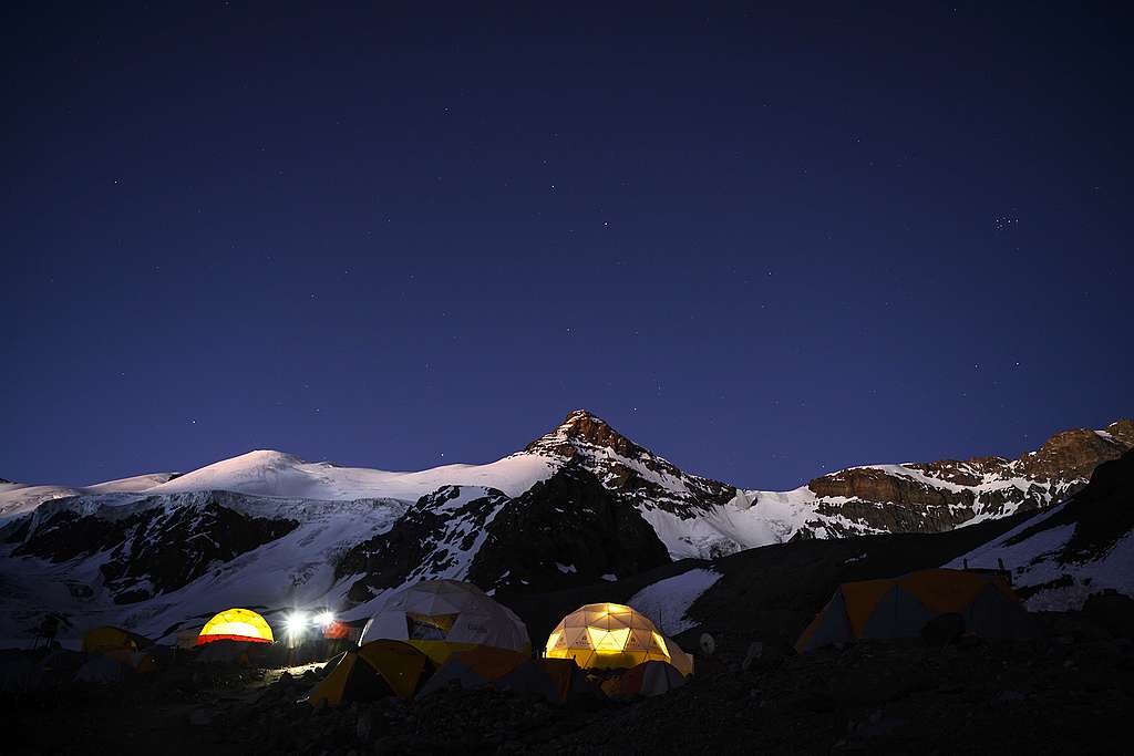 極地包圍的攀登風格將基地營村落化。© Eric Wong / Greenpeace