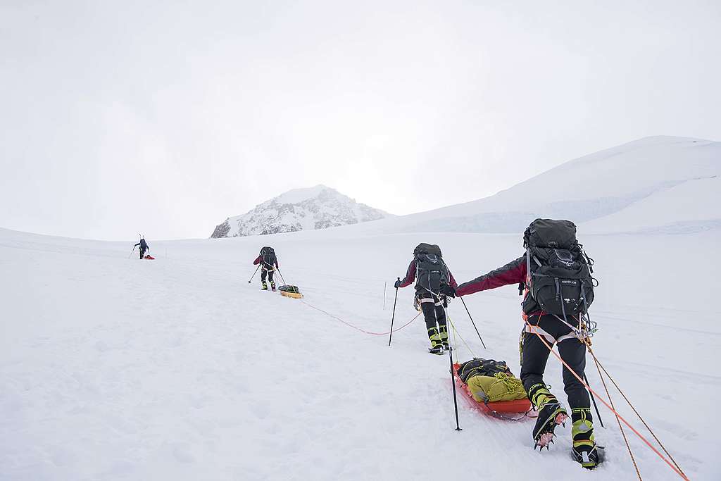 德納利山的登山客,需要把便攜式馬桶放在雪橇上攀登直至下山回到城市。© Eric Wong / Greenpeace