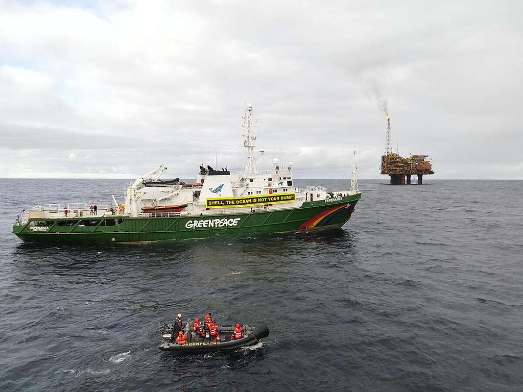 綠色和平船艦希望號（Esperanza）2020年8月駛到Shell在北海的油台，抗議其作業對海洋的污染。