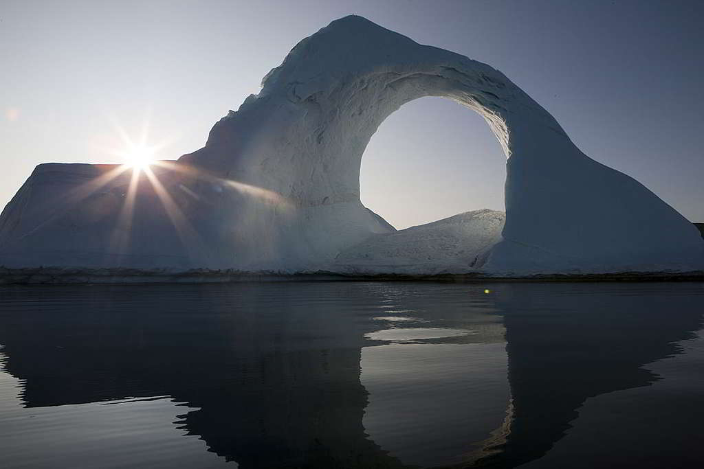 綠色和平船艦極地曙光號與科學團隊定期前往北極地區，考察冰川融化最新現象。 © Nick Cobbing / Greenpeace