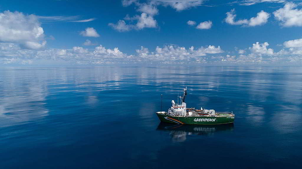 綠色和平船艦極地曙光號正在印度洋考察，為推動全球海洋公約蒐集科學依據。 © Maarten Van Rouveroy / Greenpeace