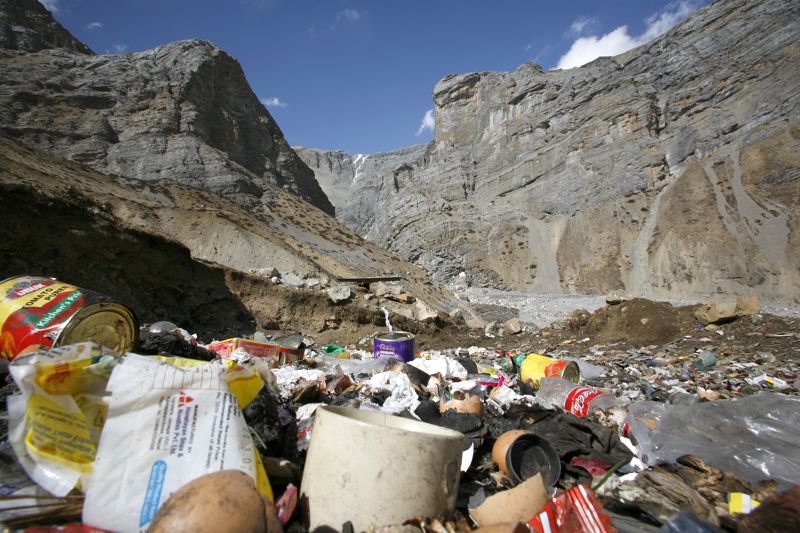 喜馬拉雅山遺留下來的垃圾 © paul prescott/Shutterstock