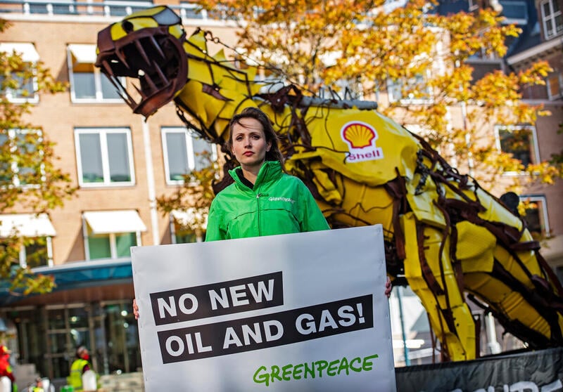 2020年綠色和平荷蘭辦公室的行動者趁著Shell周年大會，在其荷蘭海牙的總部門外要求該企業淘汰油氣業務。© Marten van Dijl / Greenpeace