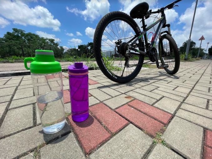 炎夏踩單車記得多喝水，以防中暑。只要自備水樽，就可以用少點膠樽。©ABCAT / Greenpeace