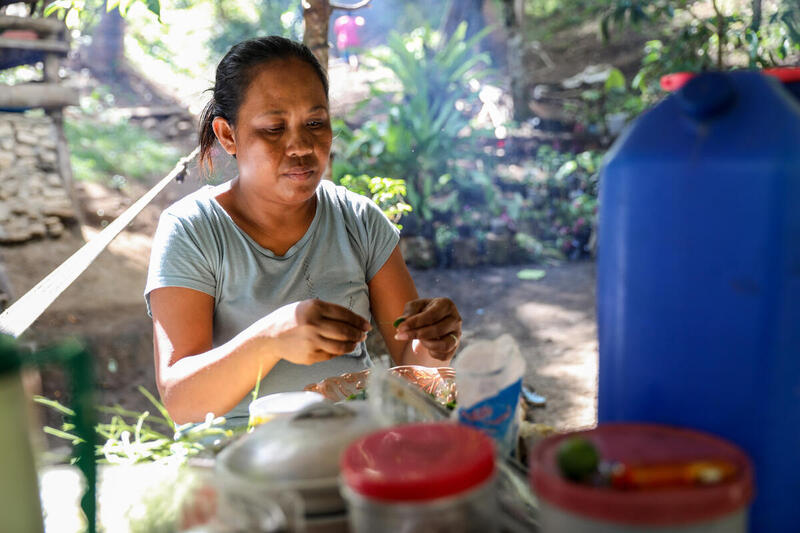 Maria Clara 正整理新鮮採穫而來的四季豆和蔬菜,準備下廚。© Basilio H. Sepe / Greenpeace
