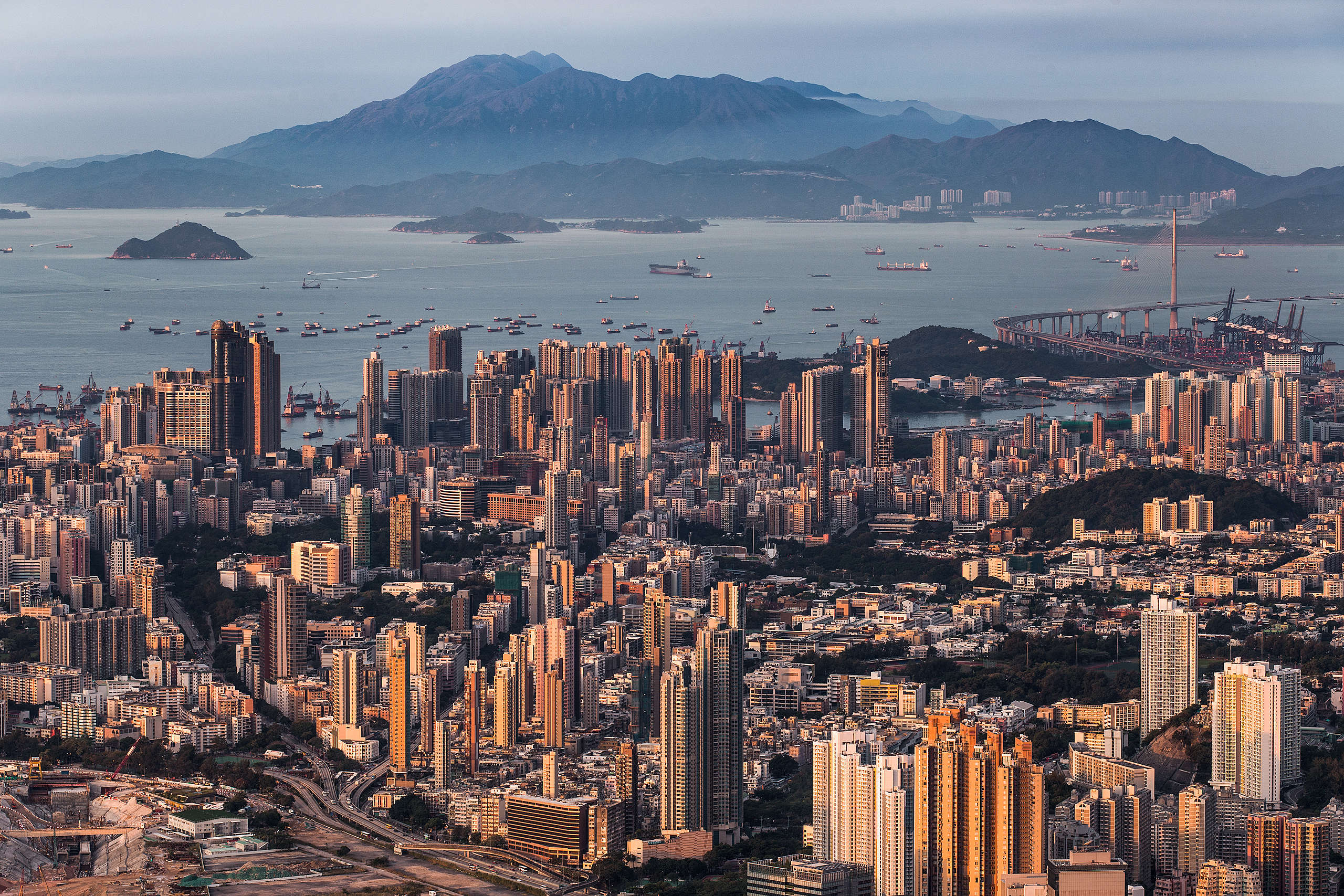 從飛鵝山觀景台遠眺大嶼山。（1/30s F9 ISO100）© Kelvin Yuen