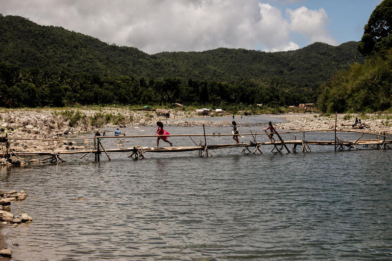 Dumagat Remontado原住民孩子走過大拉滕山區河上。© Basilio H. Sepe / Greenpeace