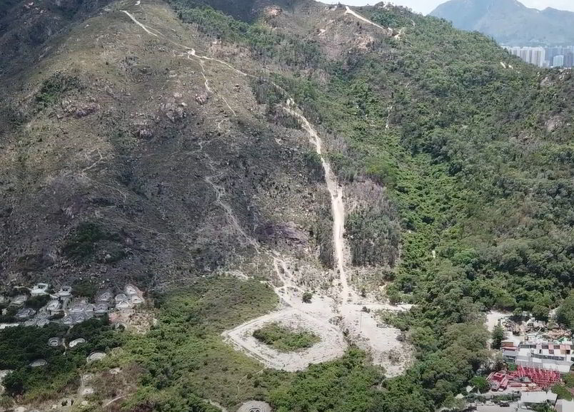 團隊成員爬上這條瀑布般的斜路，嘗試尋找高點俯瞰棕地。 © Greenpeace