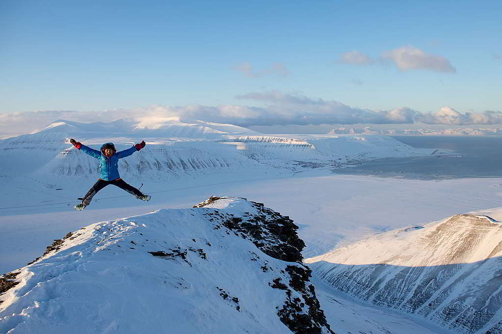筆者在北極野外考察的日子──背景是朗伊爾城（Longyearbyen）。 © Wilson Cheung