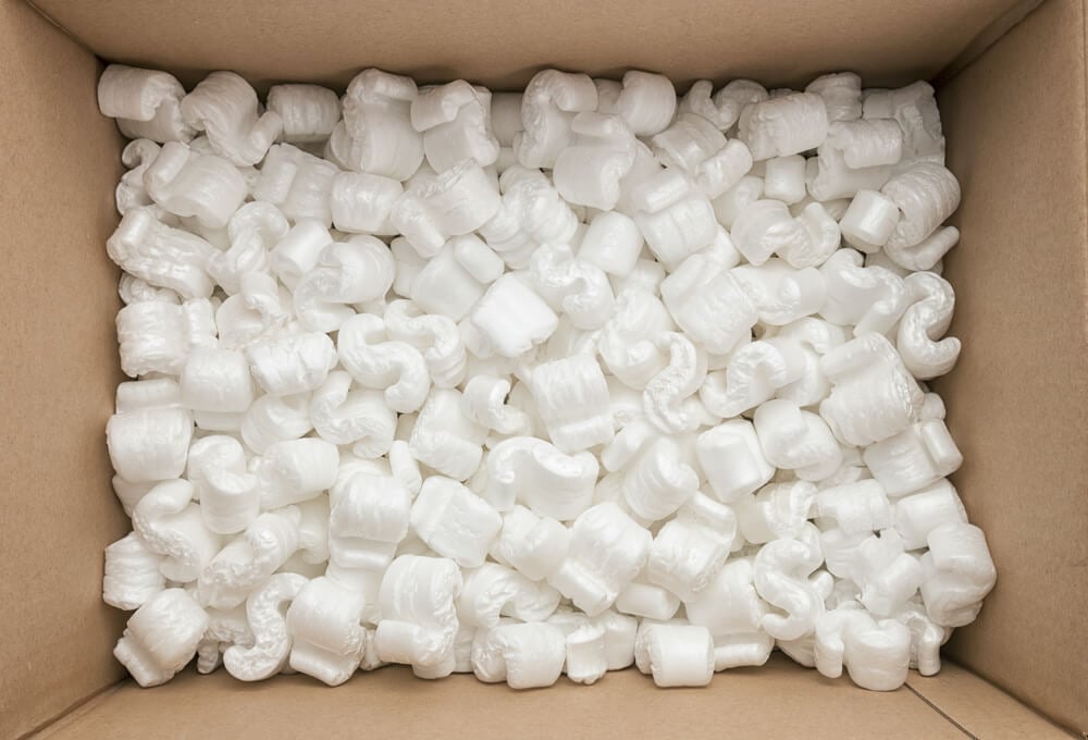 網購經常使用大量包裝，例如紙箱和發泡膠，來保護貨物。© Shutterstock
