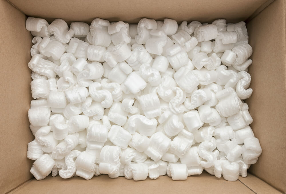 網購經常使用大量包裝，例如紙箱和發泡膠，來保護貨物。© Shutterstock