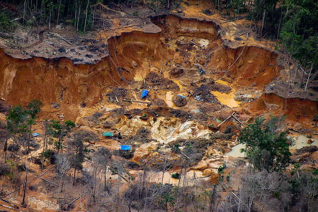 綠色和平今年4月以航拍紀錄Yanomami原住民土地內的非法採礦區。 © Christian Braga / Greenpeace