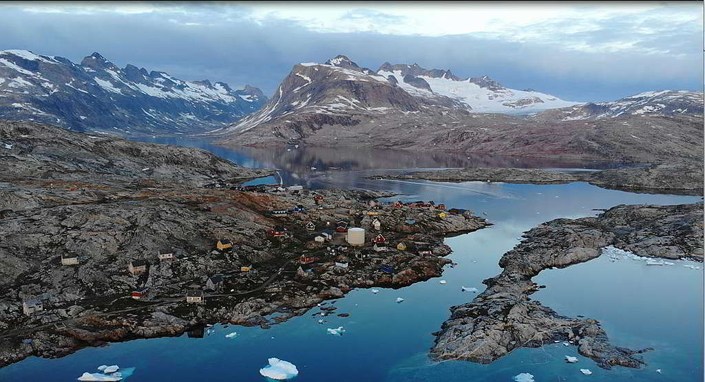 只有90居民被群山和冰川包圍的Tiniteqilaaq村莊。 © Wilson Cheung 