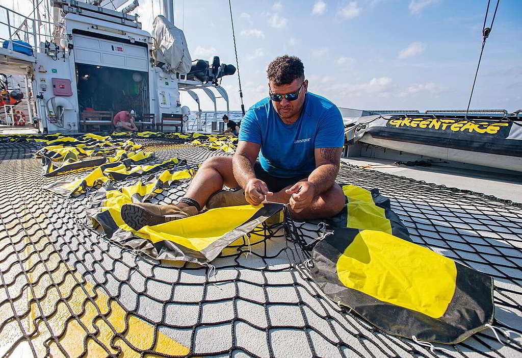 整個行動從製作旗幟開始，Victor均落手落腳積極參與。 © Marten van Dijl / Greenpeace