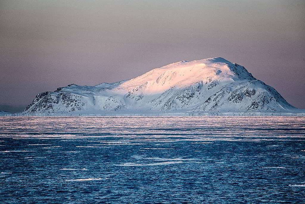 初春斜陽下的海冰──是海豹和北極熊重要的棲息地。 © Wilson Cheung