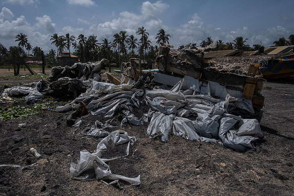 貨物包裝等雜物同樣散落一地，清理工作相當棘手。 © Tashiya de Mel / Greenpeace