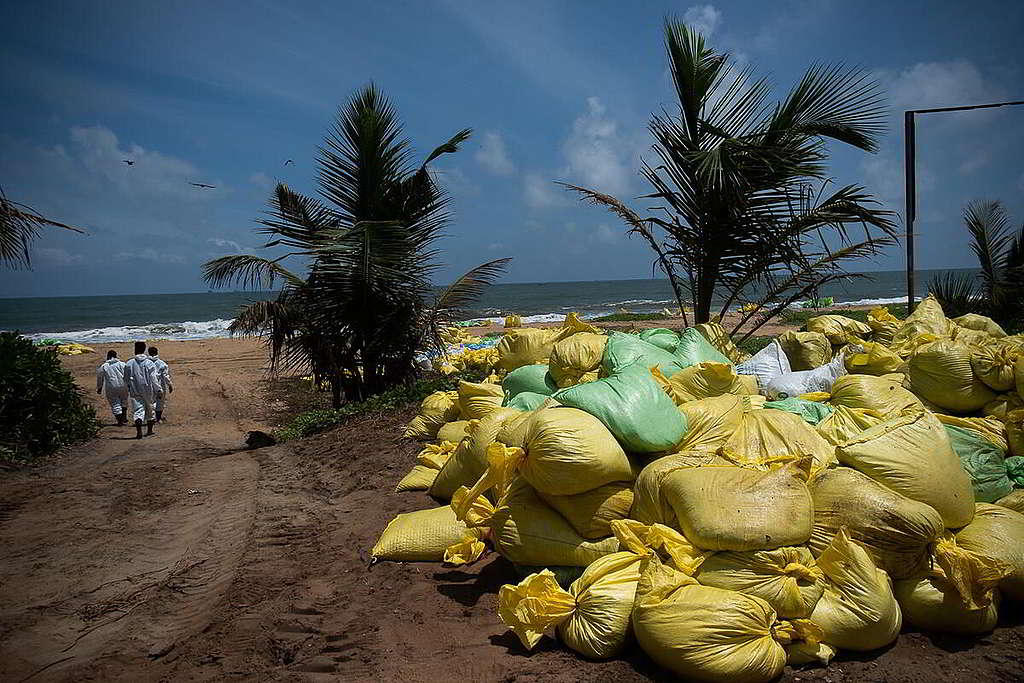 當地海軍與環境部門加緊善後工作，裝滿微膠粒的膠袋在Sarakkuwa海灘堆積如山。 © Tashiya de Mel / Greenpeace