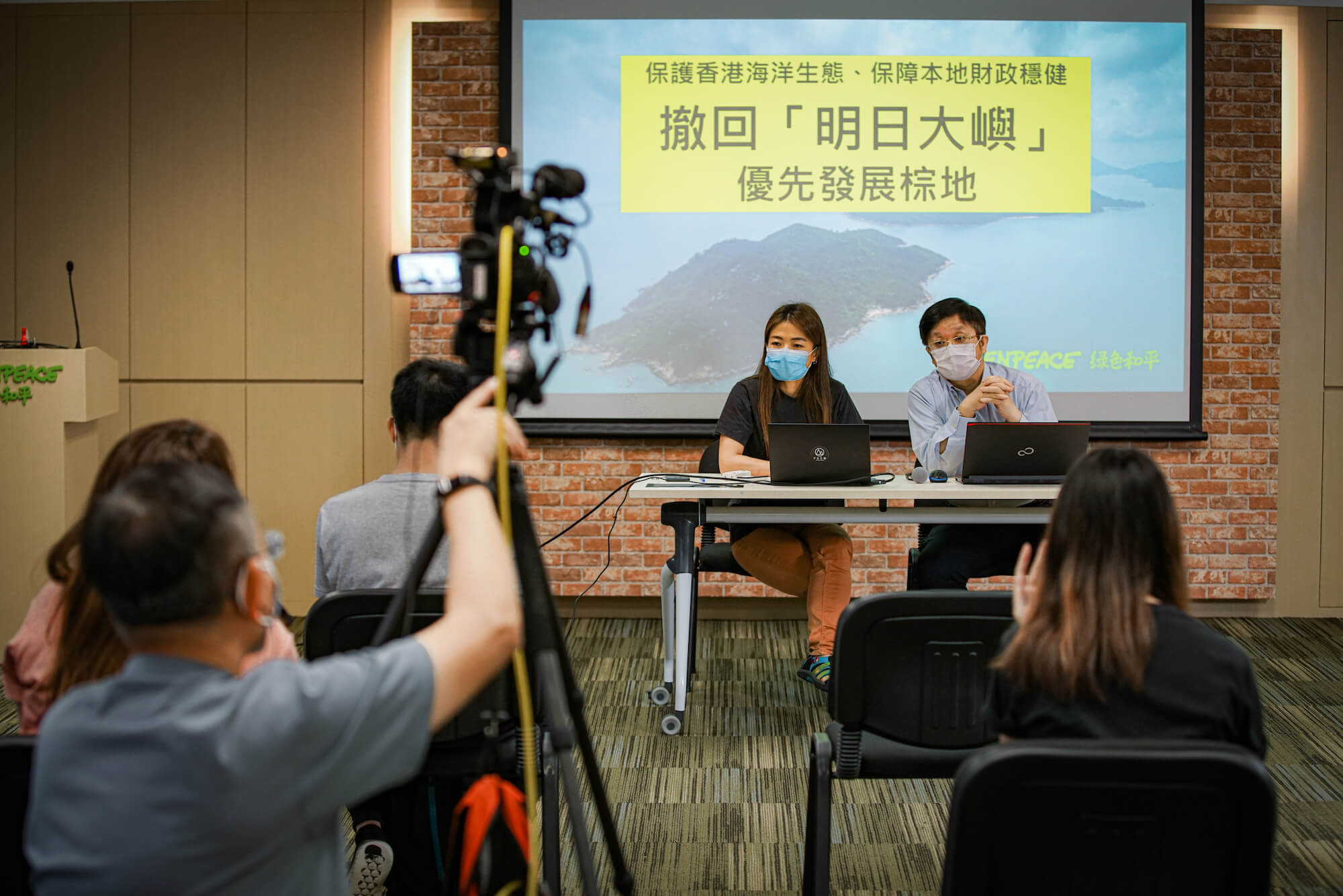 綠色和平聯同經濟學家關焯照教授聯手撰寫香港首份明日大嶼公共財政分析報告,圖為就報告出版舉行之記者會。© Greenpeace