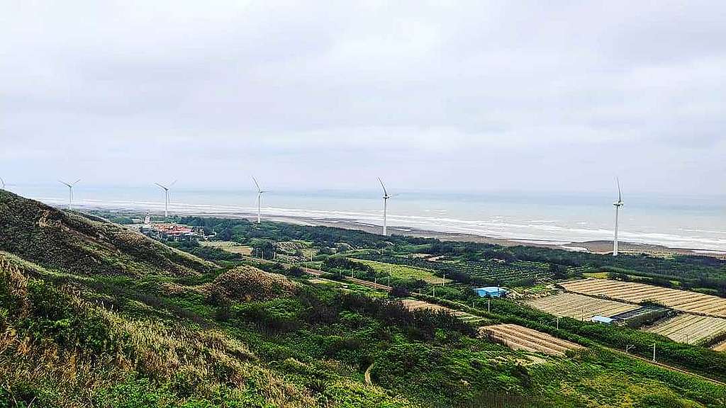 台灣苗栗好望角海岸邊的風力發電場,是當地具指標性的可再生能源發電裝置之一。© Tina Yuan / Greenpeace