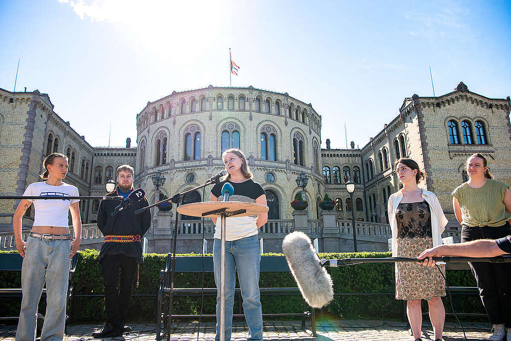 6月15日,綠色和平、Nature and Youth與氣候行動者舉行記者會,宣佈就「People vs. Arctic Oil」氣候訴訟正式入稟歐洲人權法院。 © Marthe Haarstad / Greenpeace